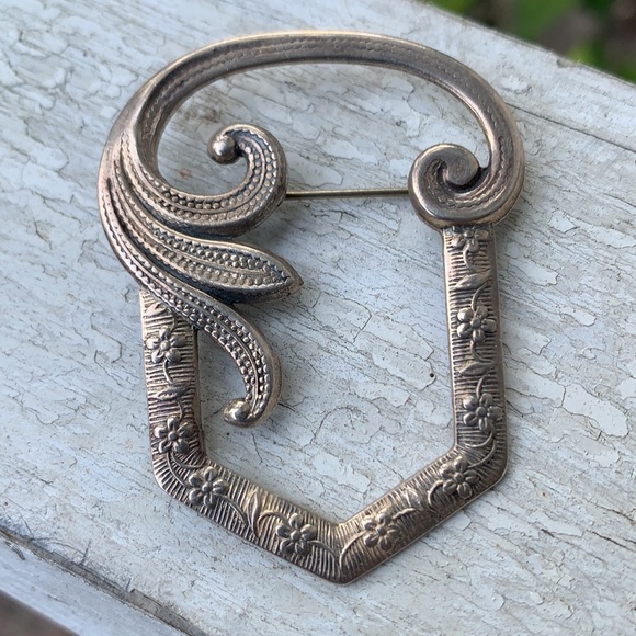 Vintage Sterling Silver Curved Flower Brooch - Picture 12 of 17